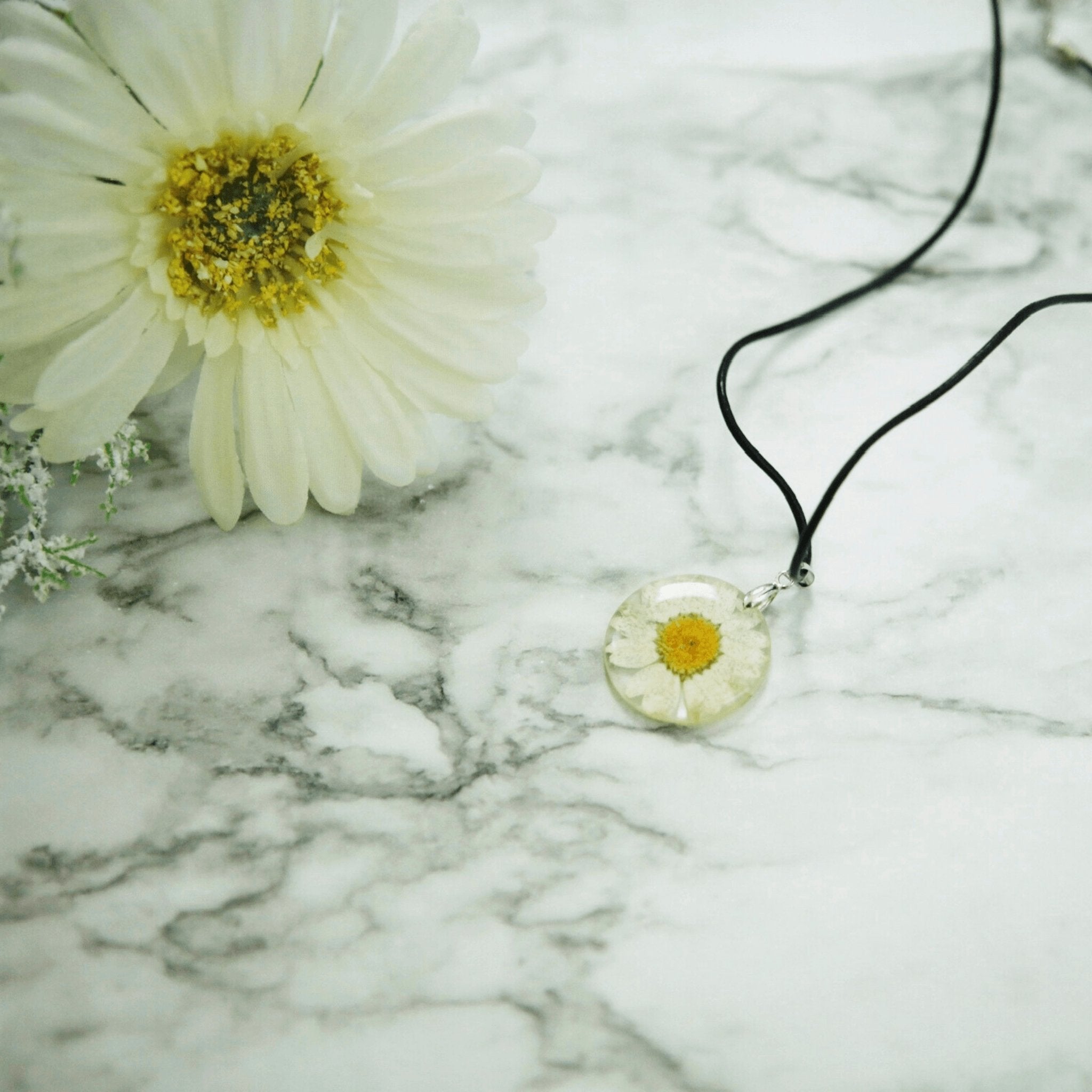 The Claire necklace - Bee The Light